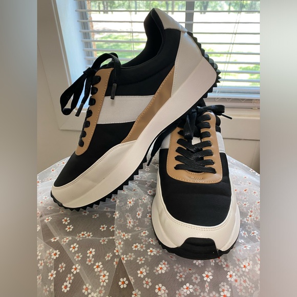 DV Dolce Vita women’s sneakers. - Picture 11 of 13